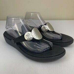 Crocs Sanrah‎ Womens 10 Black Hammered Circle Medallion Thong Sandals Flip Flops